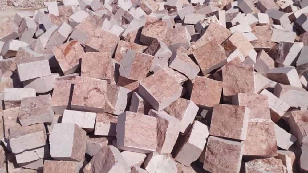 کاربرد سنگ کوبیک مرمر قرمز بجستان در طراحی محوطه لوکس